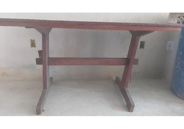 Mesa de Madeira maciça Com Avaria.