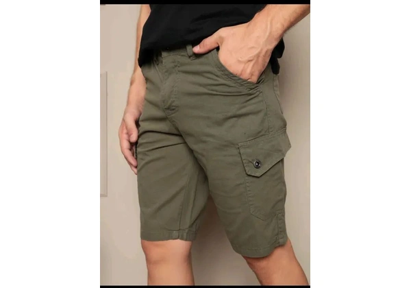 Bermuda masculina verde militar