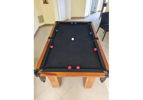 Mesa de sinuca com tampo que vira mesa de jantar
