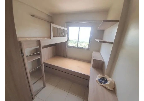 Tri Cama Planejada (Triliches) com baús de armazenamento.