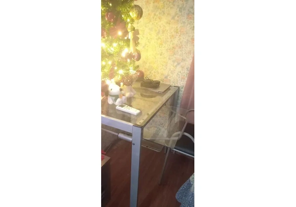 Mesa de computador ou escrivaninha em tampos fé vidro com detalhes e cadeira vai junto