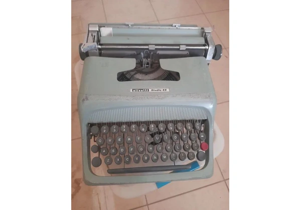 Máquina de escrever olivetti Studio 44 vintage