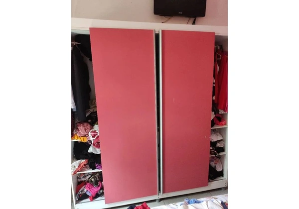 Guarda roupa branco com rosa