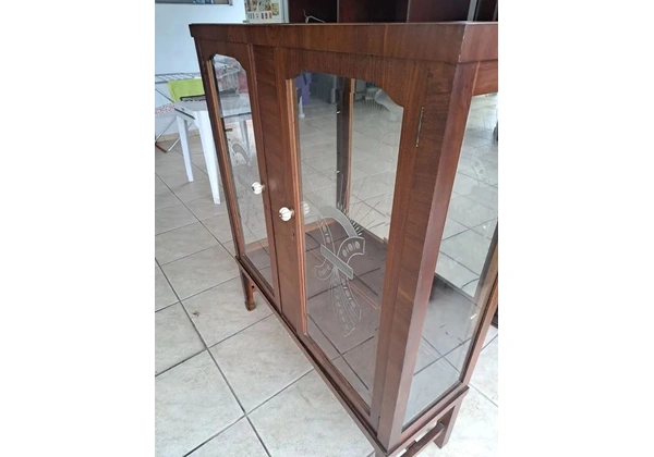 Cristaleira com vidro jateado e prateleiras de vidro