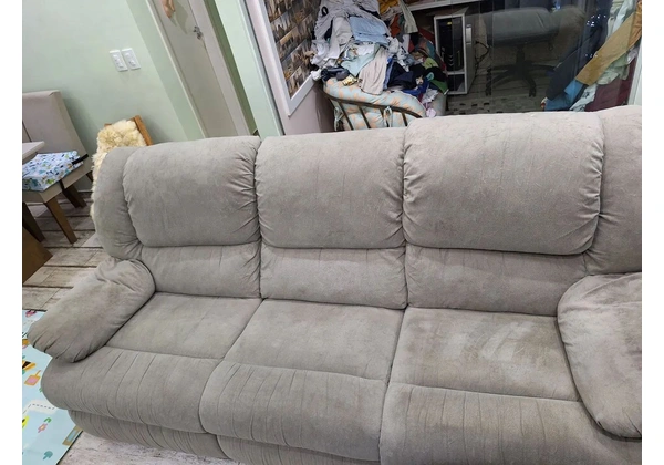Sofá Reclinável 3 Lugares em Suede Bege