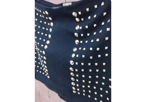 Saia preta com tachas douradas