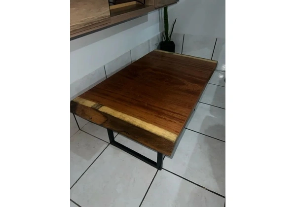 Mesa de centro em madeira angelim