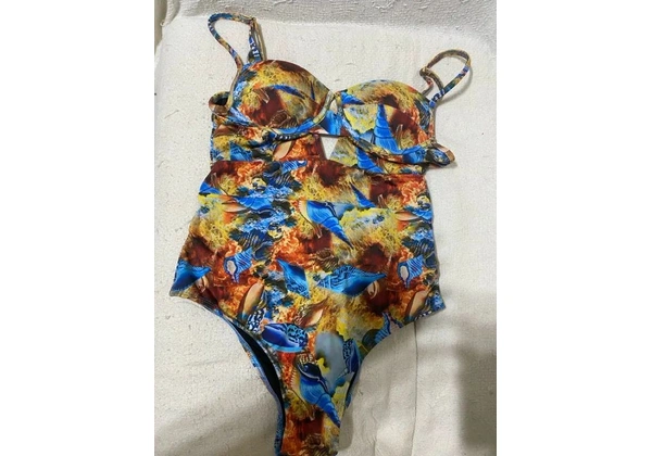 Maiô de praia com bojo e costas cavadas
