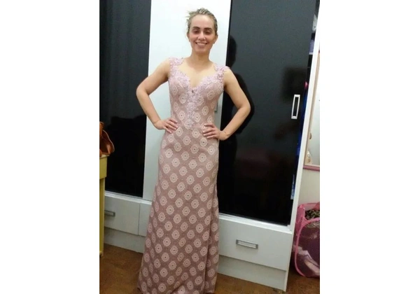 Maravilhoso vestido de festa, todo em renda e novíssimo. A cor é rosa seco e fica lindo!