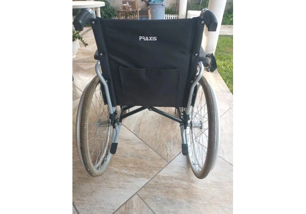 Cadeira de rodas completa sobre nova