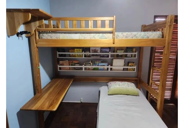 Cama alta solteiro de madeira com escrivaninha