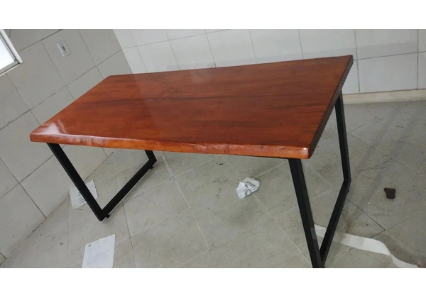 Mesa industrial para escritório e cozinha.