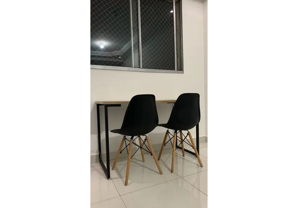 Mesa / Escrivaninha com cadeiras