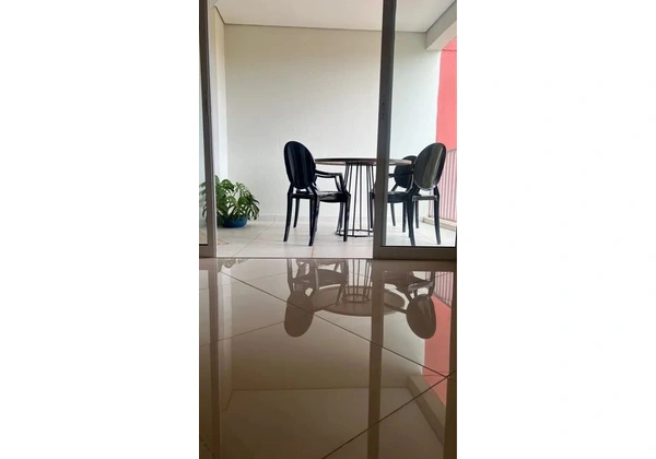 Mesa de jantar redonda com 4 cadeiras pretas
