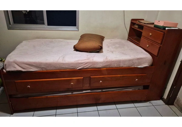 Cama de madeira maciça