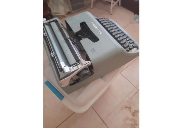 Máquina de escrever olivetti Studio 44 vintage