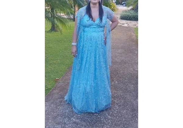 Lindo vestido de festa azul serenity em renda, forrado, com amarração nas costas e saiote