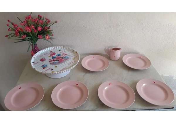 Boleira e louças de sobremesa.