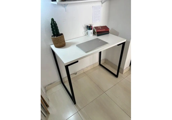Escrivaninha branca estilo industrial usada