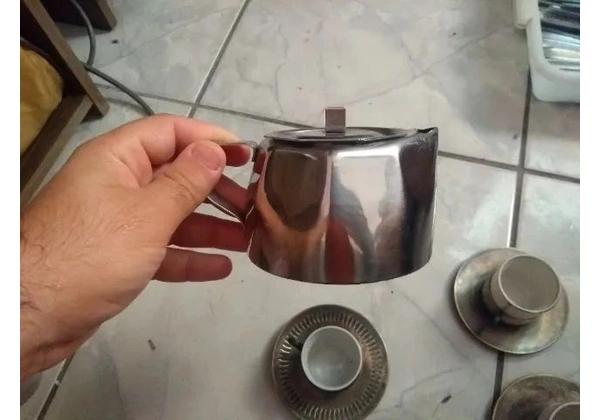 Jogo de café com xícaras de inox e porcelana