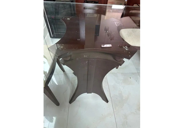 Mesa com tampo de vidro e 8 cadeiras