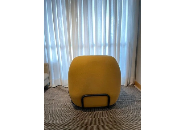 Poltrona original anos 70 amarela restaurada