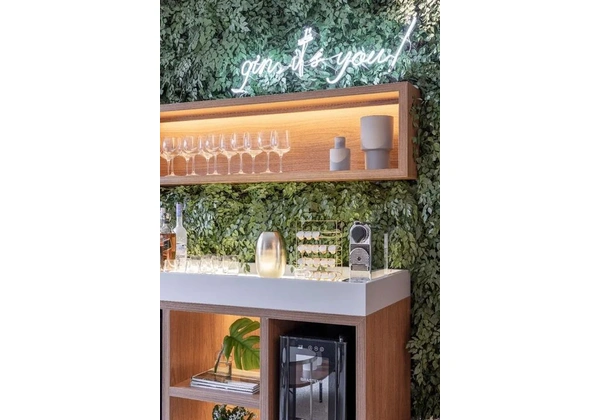 Bar em marcenaria com nicho e iluminação embutida