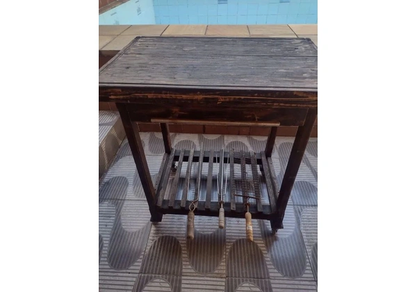 Mesa de madeira com rodinha e uma gaveta para área de churrasqueira perfeito estado!