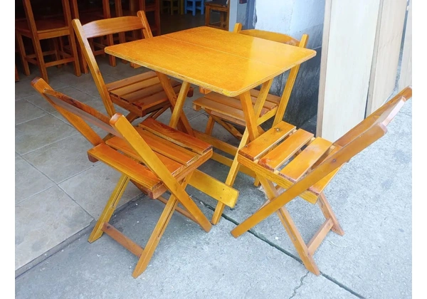 Mesa dobrável 70x70 com 4 cadeiras