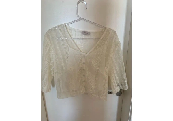 Blusa branca de renda