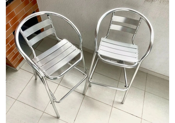 Kit 2 Banquetas Altas de Alumínio - Decore seu espaço externo com estilo!
