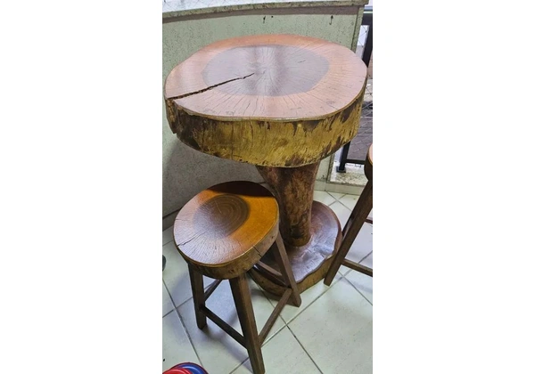 Conjunto de Mesa e Banquetas em Madeira Maciça