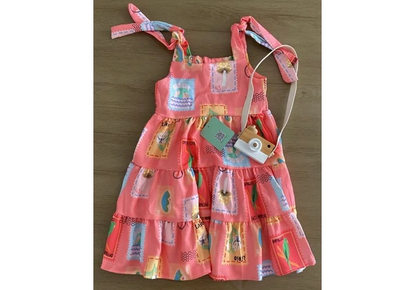 Vestido infantil estampado com tema postal
