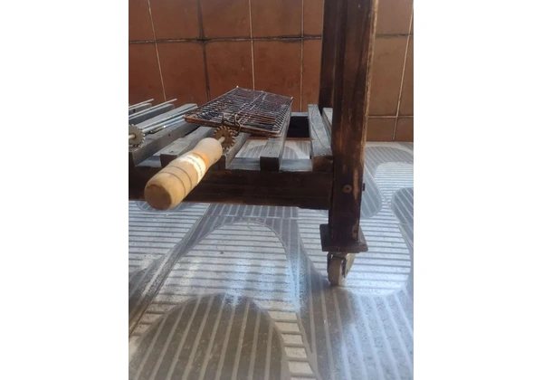 Mesa de madeira com rodinha e uma gaveta para área de churrasqueira perfeito estado!