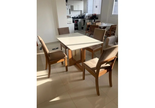 Mesa de jantar branca com 4 cadeiras