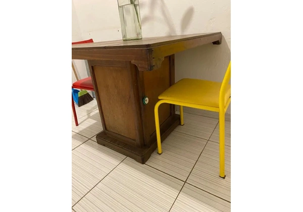 Mesa de madeira antiga