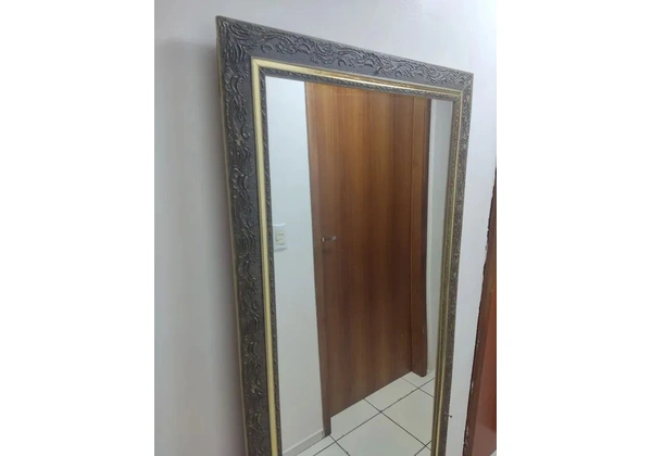 Espelho grande com moldura
