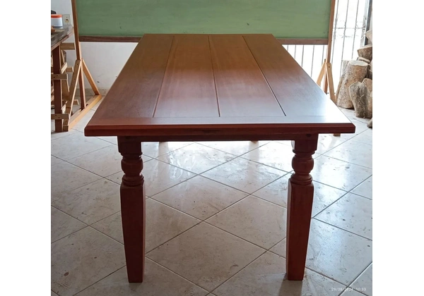 Mesa de Jantar em Madeira Maciça