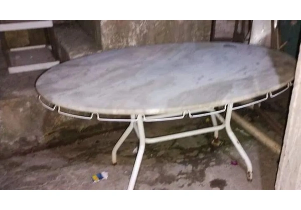 Mesa de mármore sem cadeira