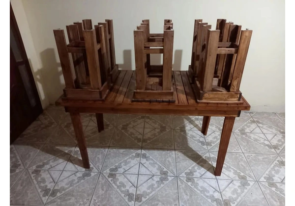 Mesa de Pinus com 6 bancos
