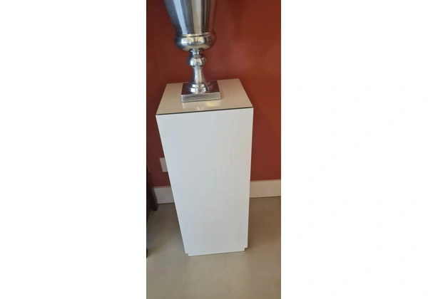 Vaso alumínio com suporte em laca branca