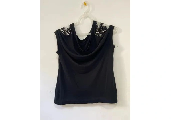 Blusa feminina de pedrinhas no ombro