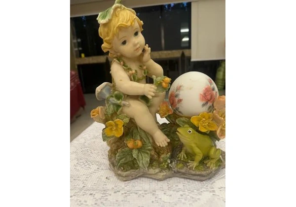 Uma peça de resina angelical para decoração do lar .