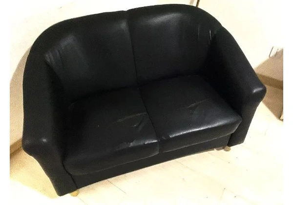 Sofá de 2 Lugares em Corino Preto