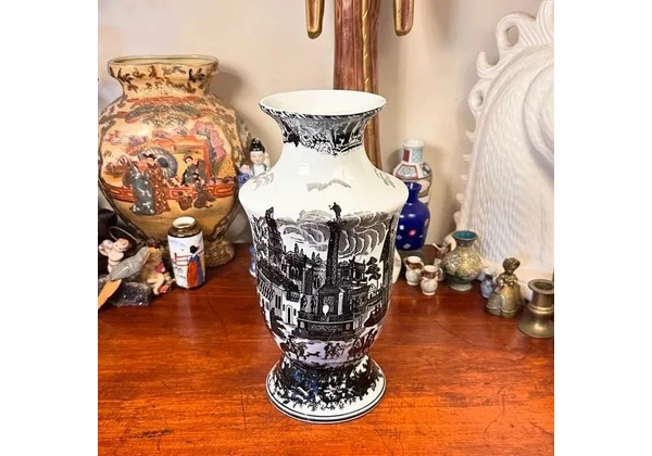 Antigo vaso em porcelana de provável procedência inglesa