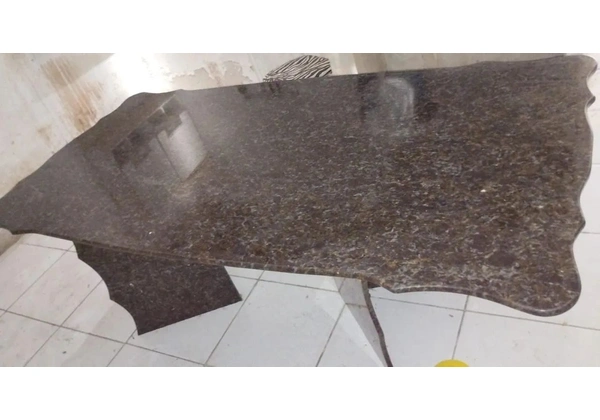 Mesa de mármore em perfeito estado