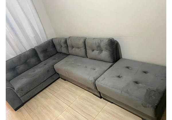 Sofá de canto com puff