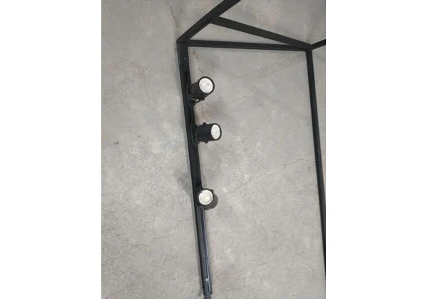 Suporte c/ luminária em Aço Preto 130 cm x 183 cm x 65 cm