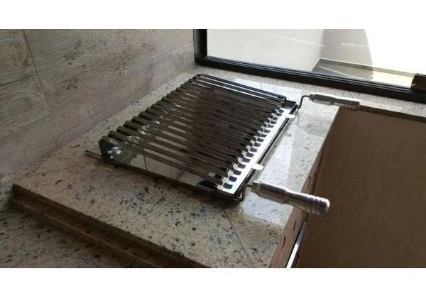 Armação com grelha e espetos