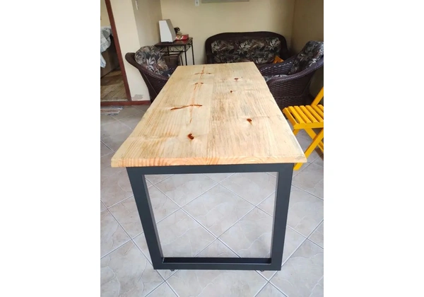 Mesa industrial para escritório e cozinha.